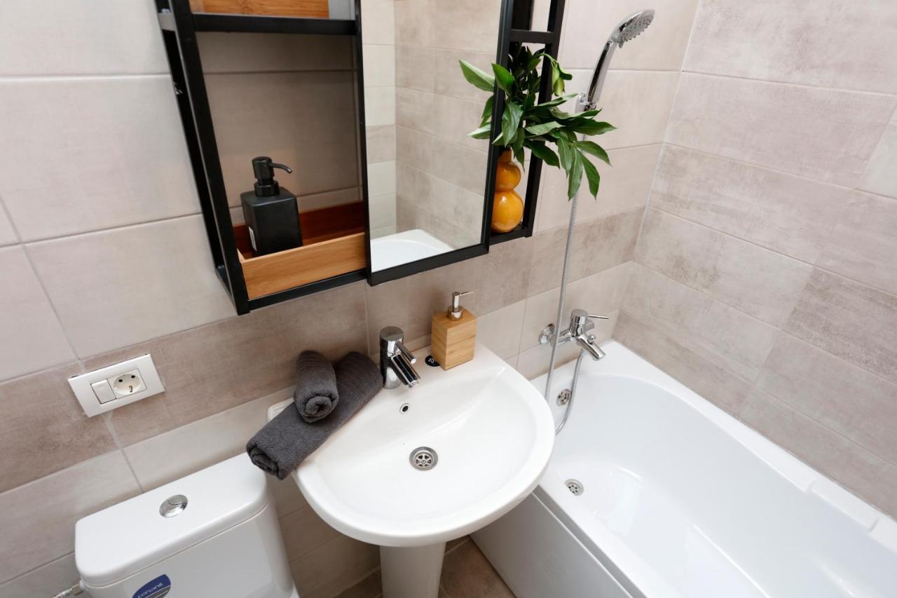 New & Cozy Studio In Ghencea + Netflix Bukares Bagian luar foto